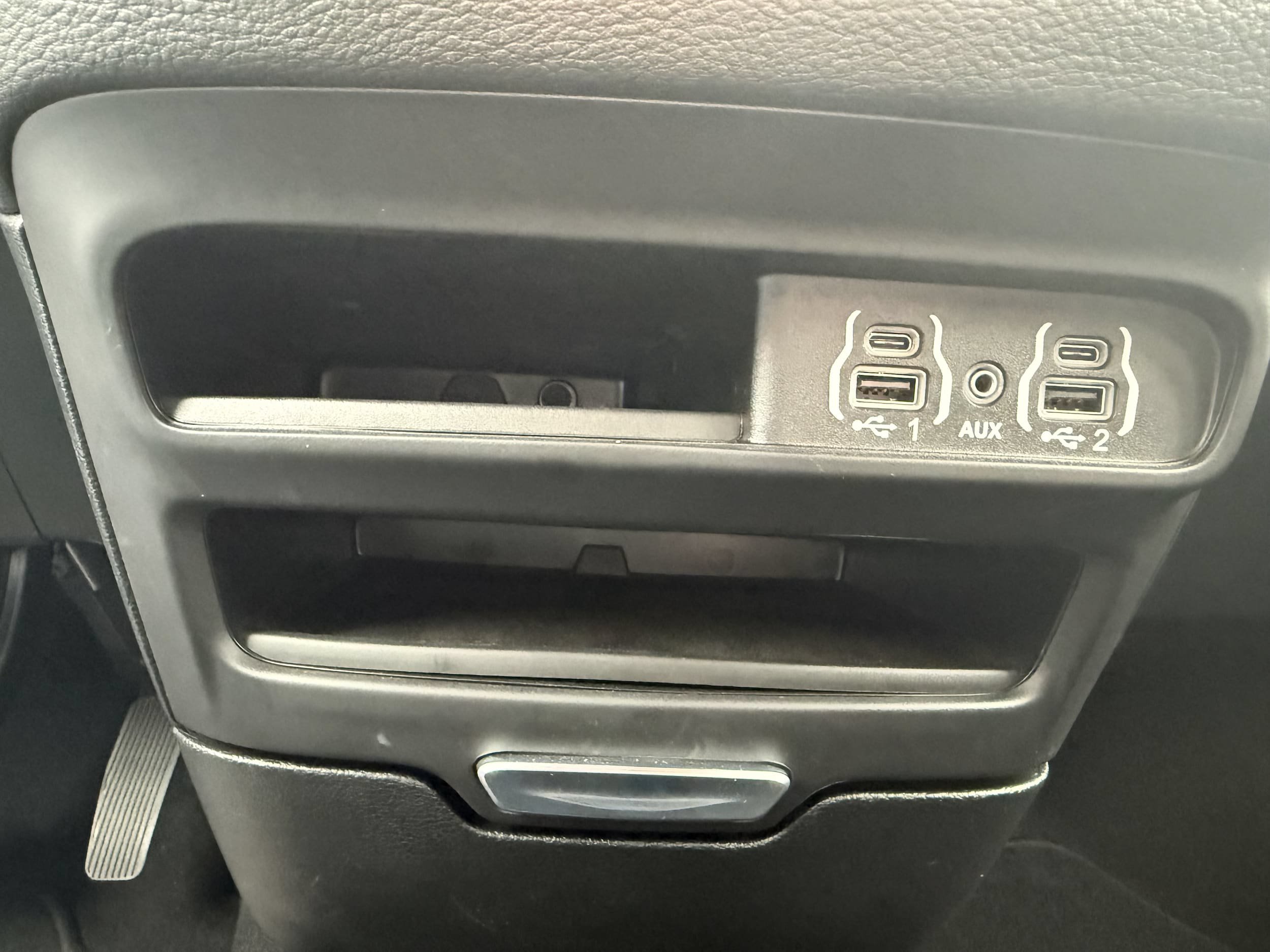 Used 2025 Chrysler Pacifica Select FWD image 30