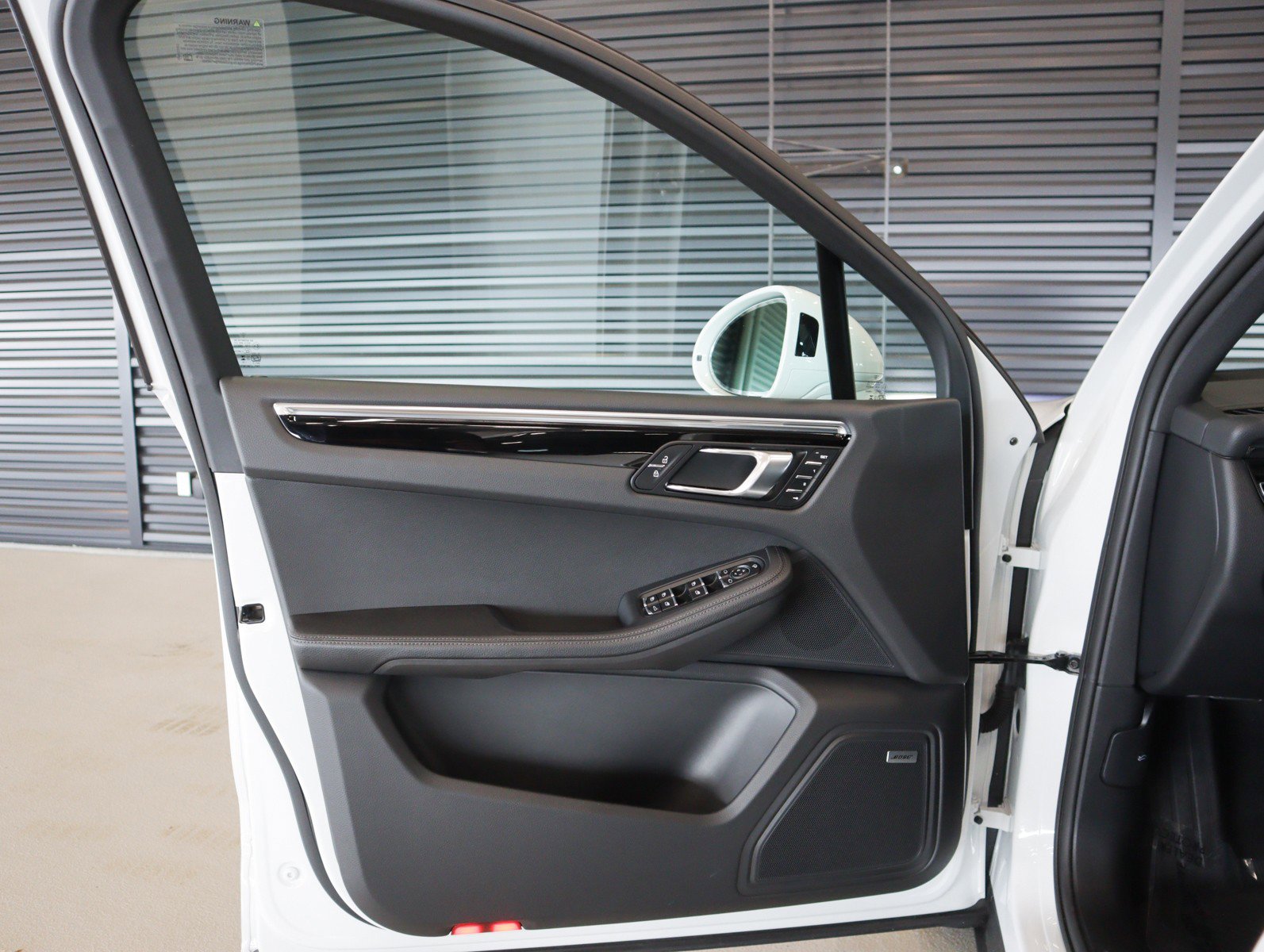 Certified 2025 Porsche Macan S AWD/4WD image 23