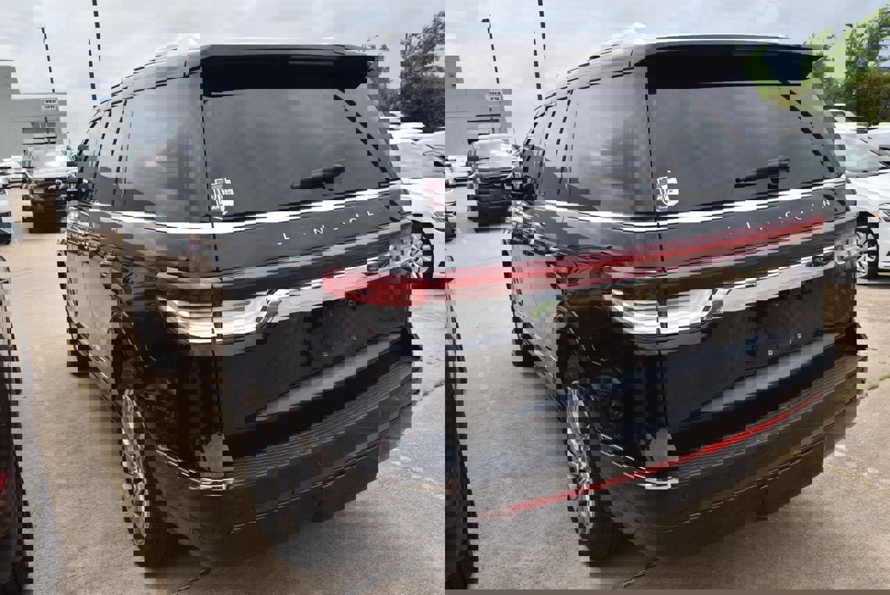 Used 2023 Lincoln Navigator Reserve image 8