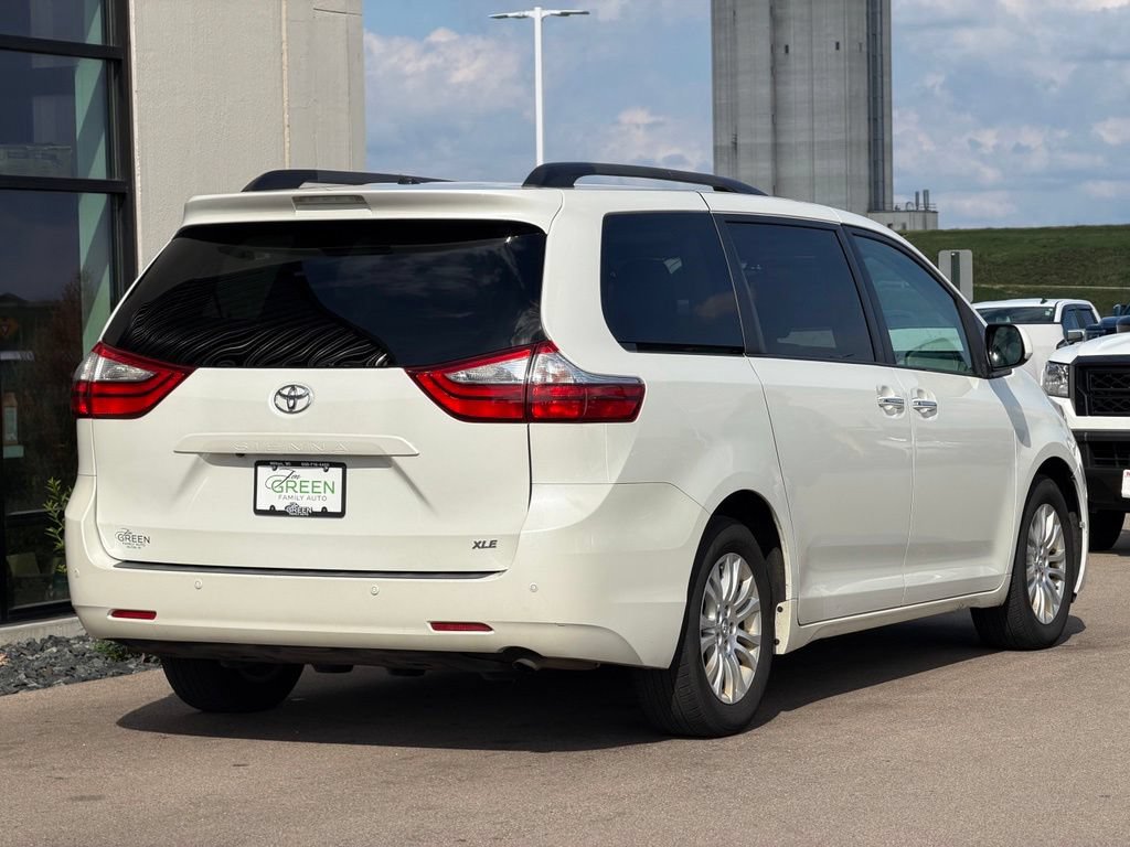 Used 2017 Toyota Sienna XLE w/ XLE Navigation Package FWD image 5