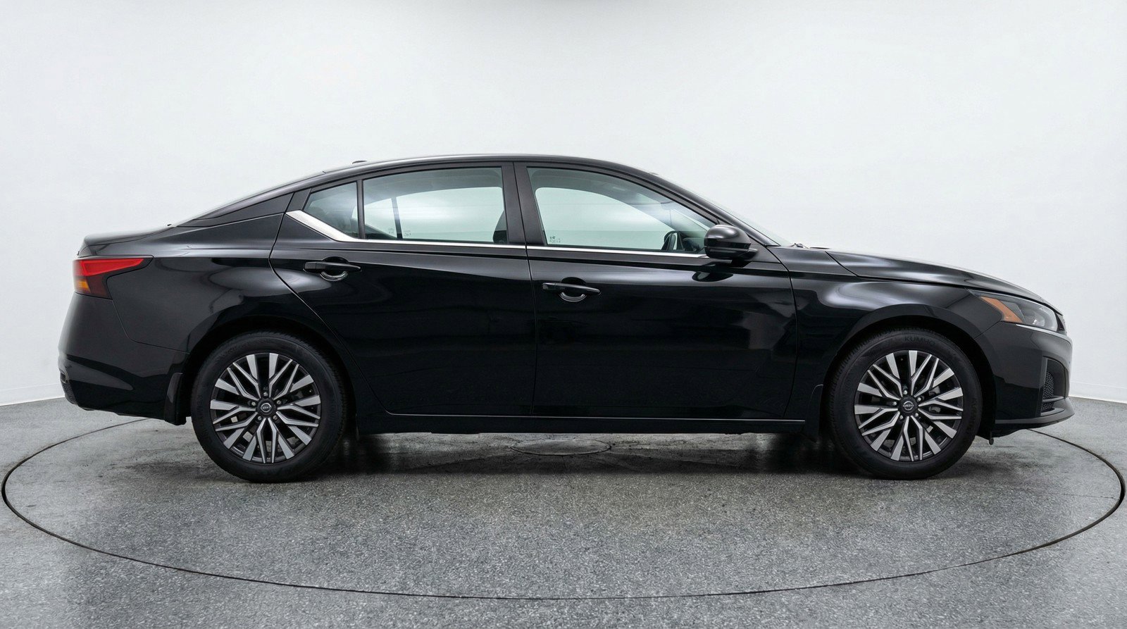 Used 2025 Nissan Altima 2.5 SV image 11