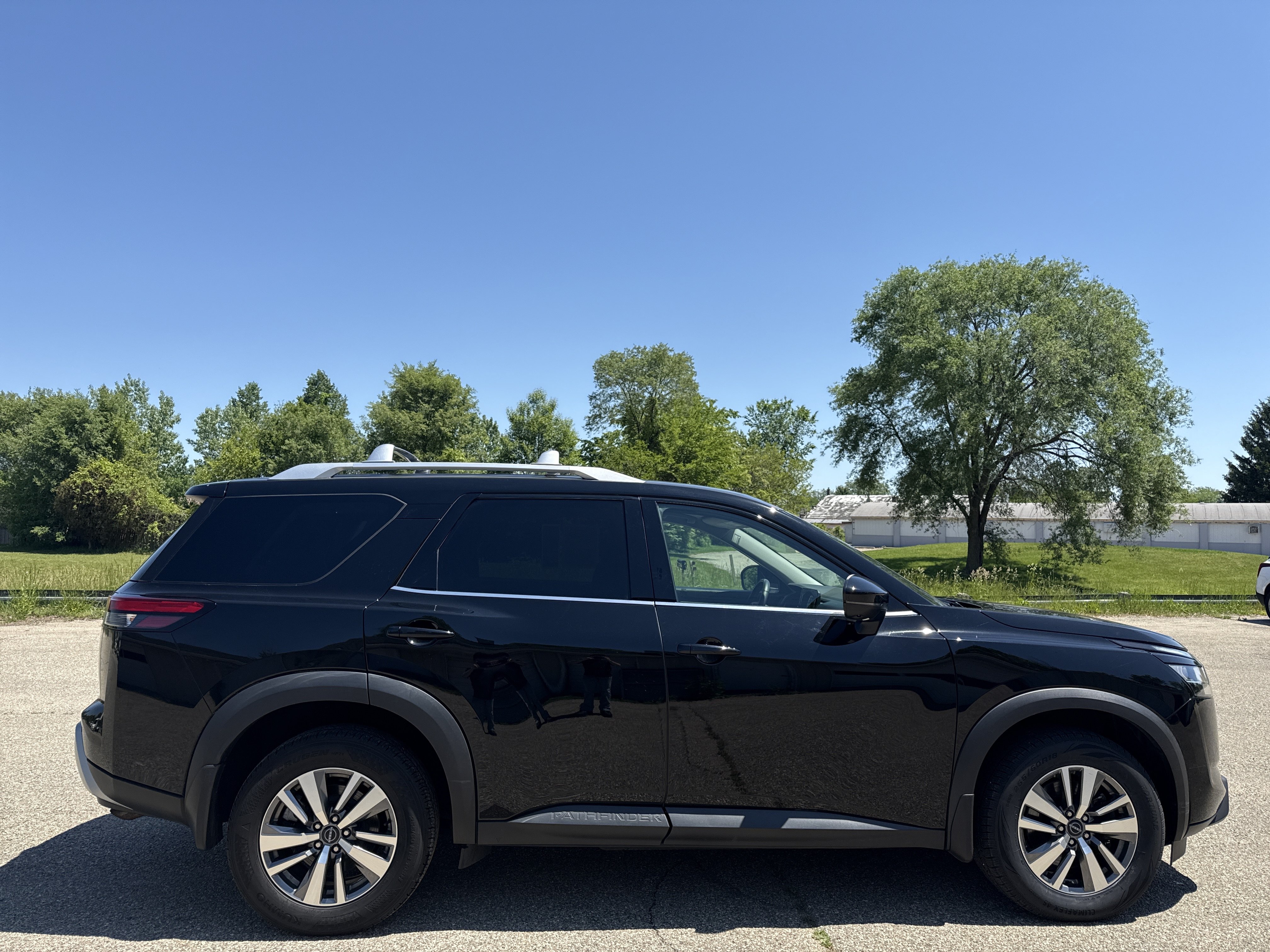 Used 2023 Nissan Pathfinder SL AWD/4WD image 2