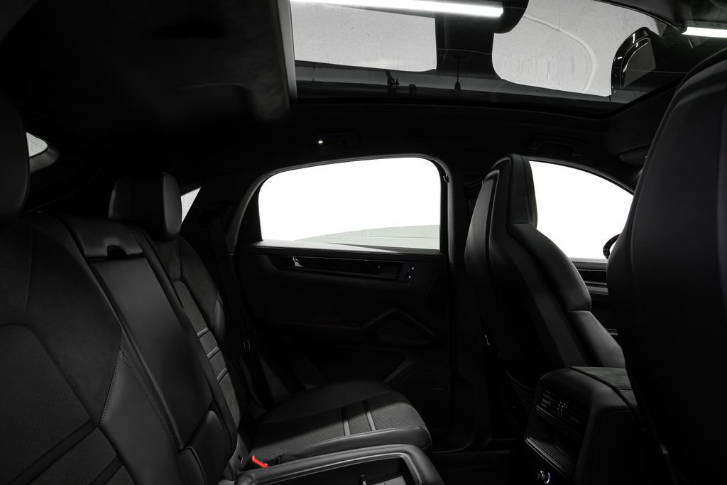 Used 2025 Porsche Cayenne GTS image 34