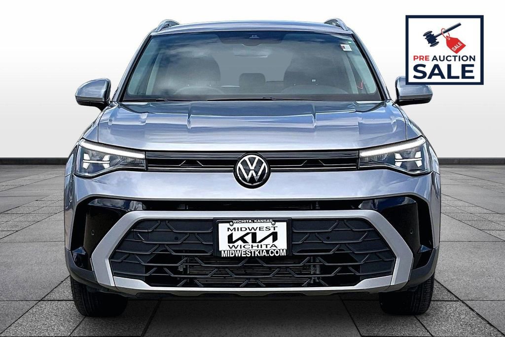 Used 2025 Volkswagen Taos SE FWD image 3