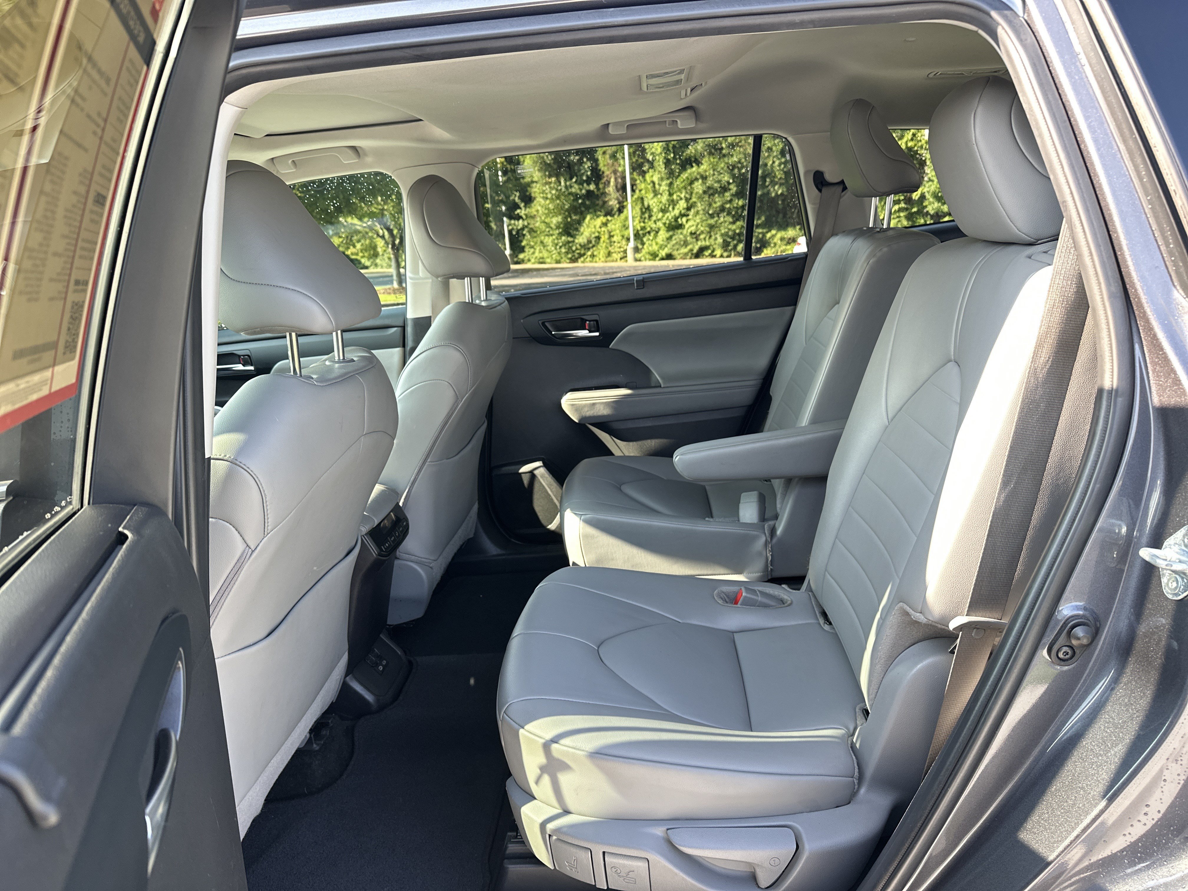 Used 2024 Toyota Highlander XLE FWD image 32