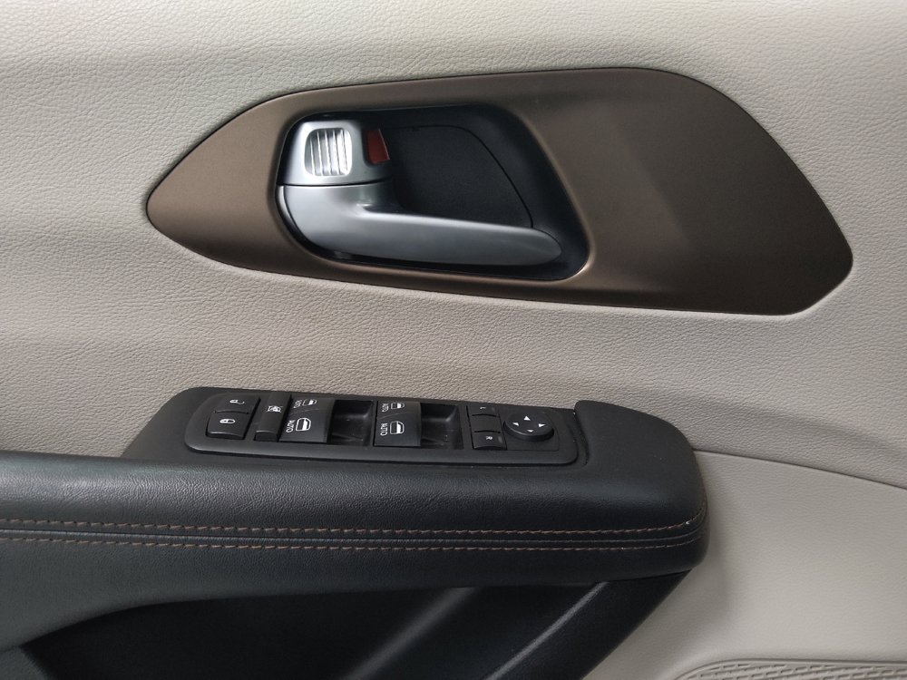 Used 2018 Chrysler Pacifica Touring-L Plus w/ Advanced Safetytec Group FWD image 27