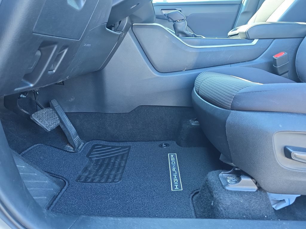 Used 2024 Toyota Highlander LE AWD/4WD image 11
