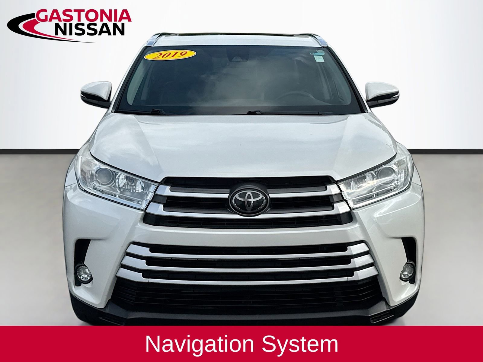 Used 2019 Toyota Highlander XLE FWD image 2