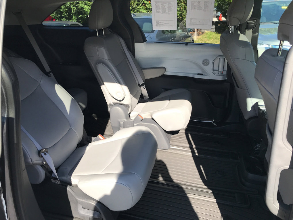 Used 2025 Toyota Sienna XLE image 31