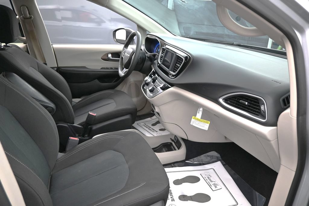Used 2022 Chrysler Voyager LX FWD image 30