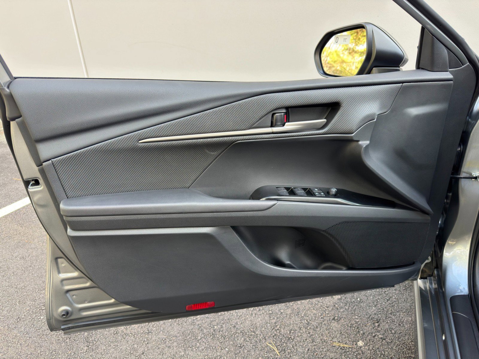 Used 2025 Toyota Camry SE w/ Convenience Package image 38