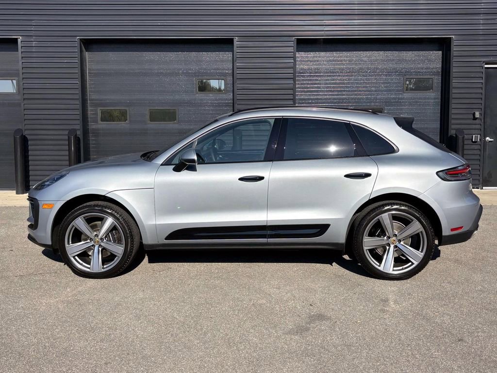 Certified 2025 Porsche Macan image 2