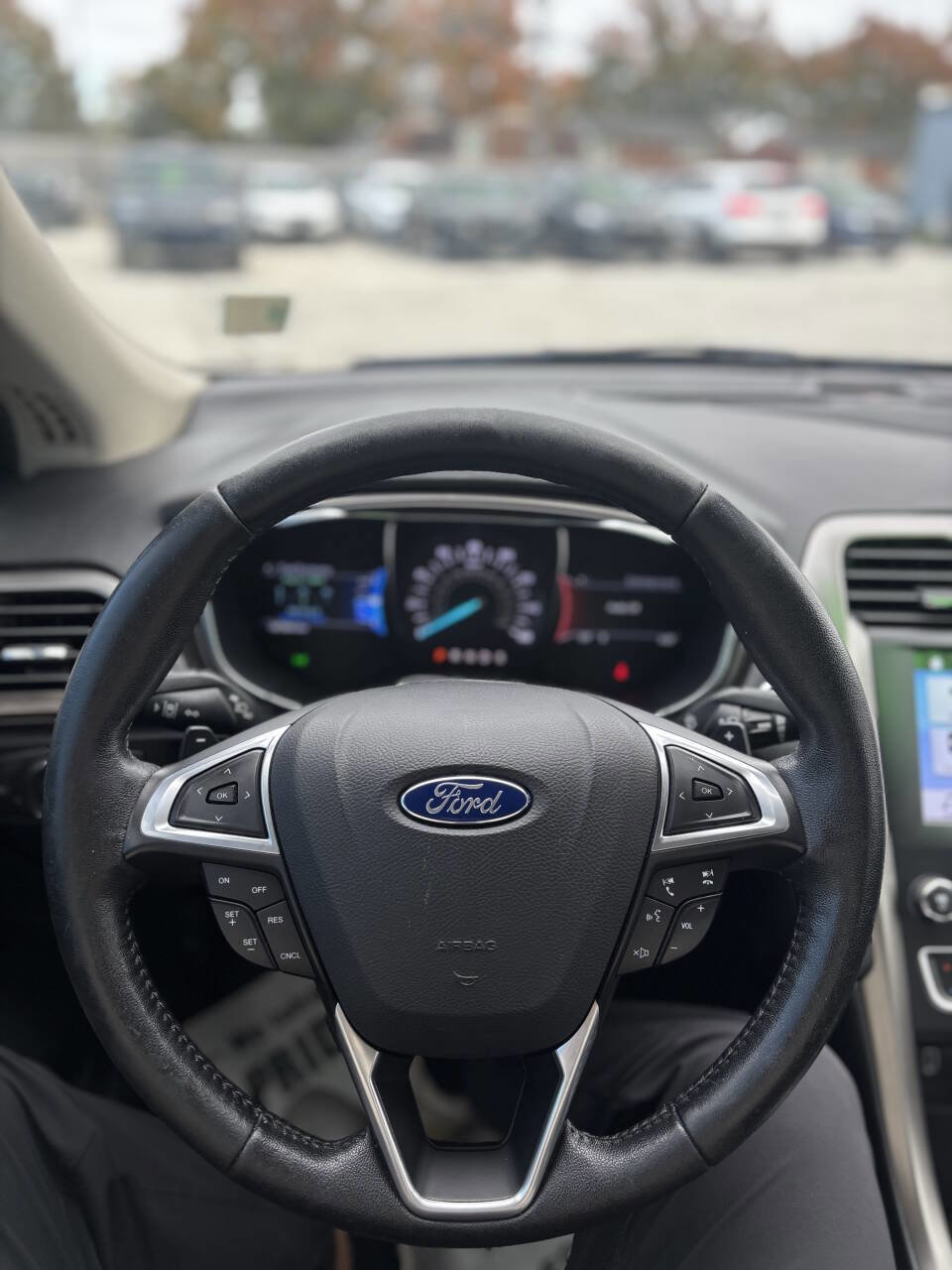 Used 2017 Ford Fusion SE w/ Fusion SE Technology Package image 10