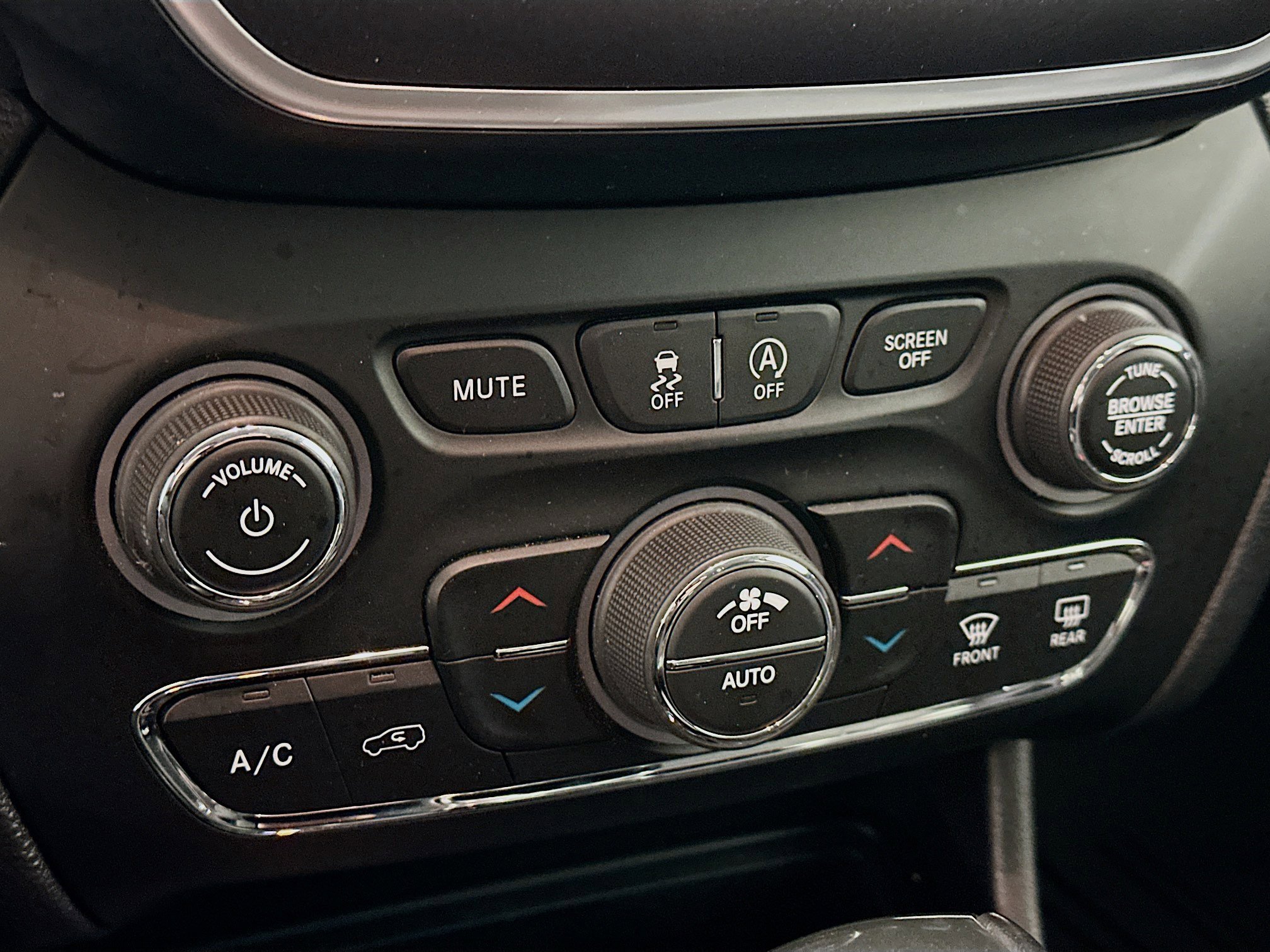 Used 2020 Jeep Cherokee Trailhawk w/ Cold Weather Group image 24