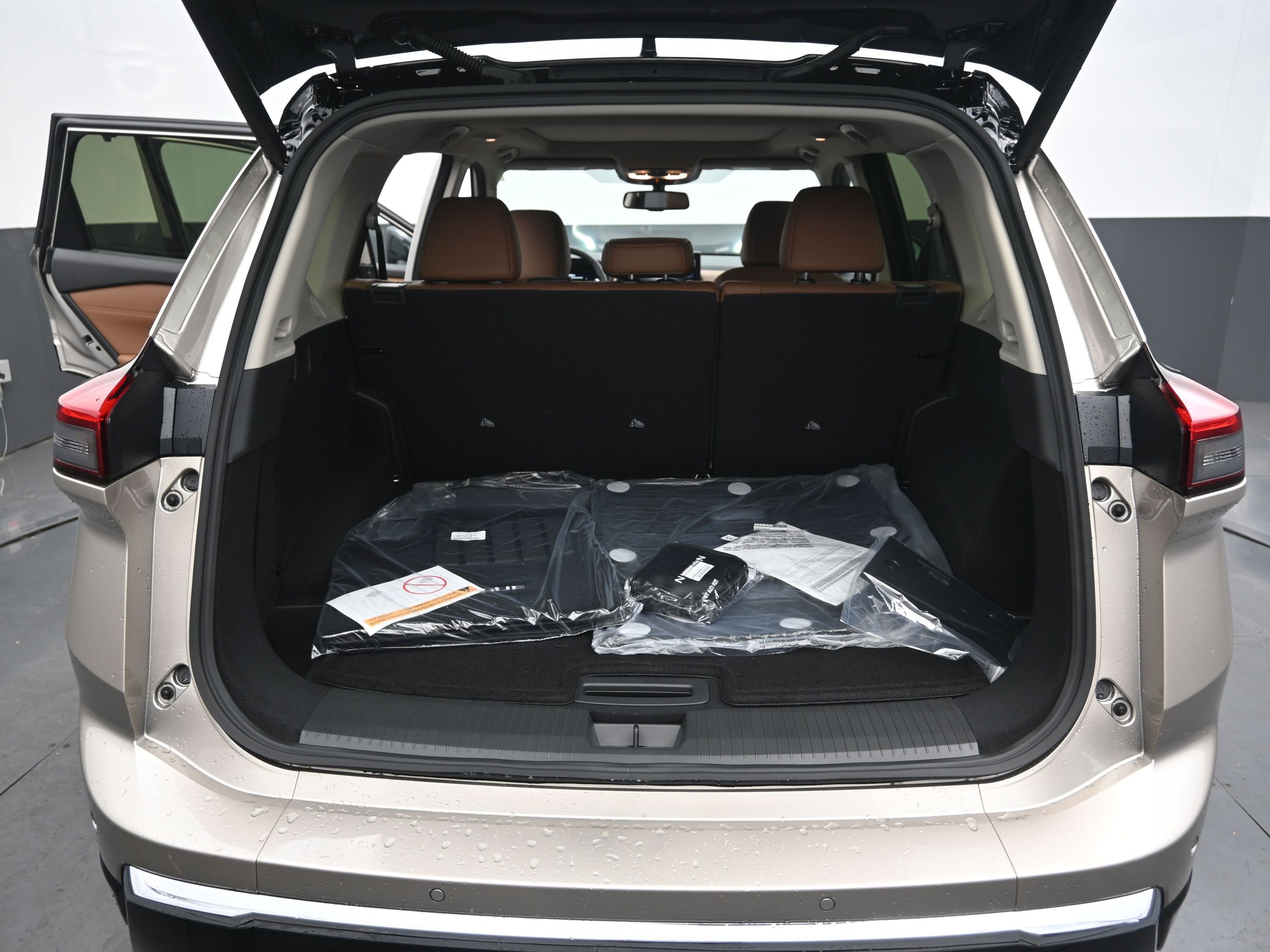 New 2025 Nissan Kicks SR image 16