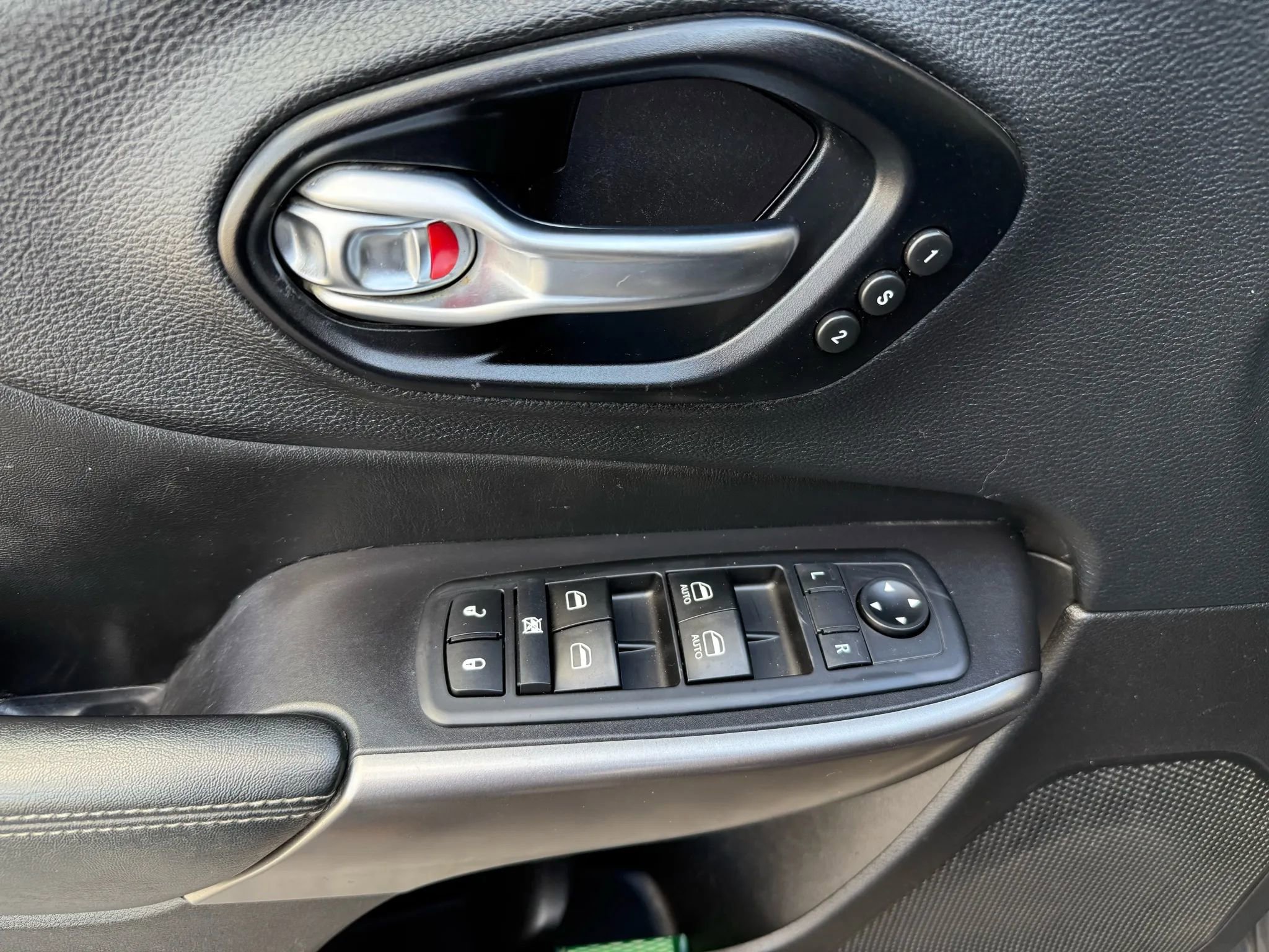Used 2020 Jeep Cherokee Limited FWD image 10