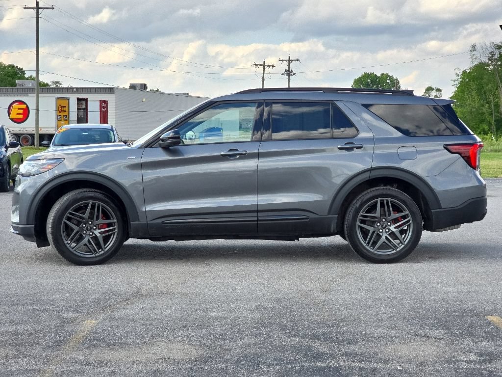 Used 2025 Ford Explorer ST-Line w/ ST-Line Street Pack AWD/4WD image 4