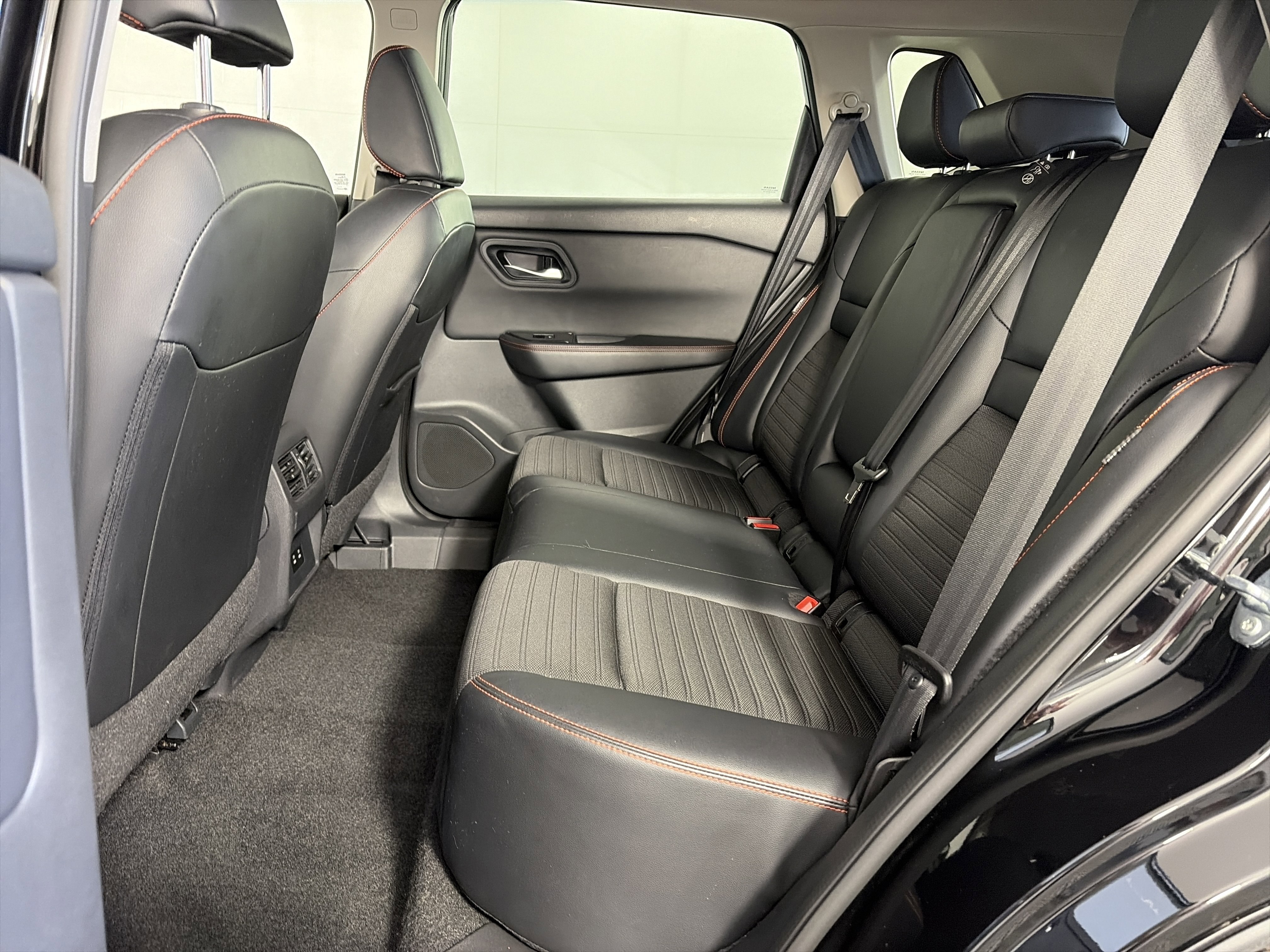 Used 2025 Nissan Rogue SV image 7