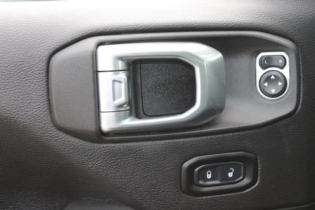 Used 2022 Jeep Wrangler Unlimited Sahara AWD/4WD image 11