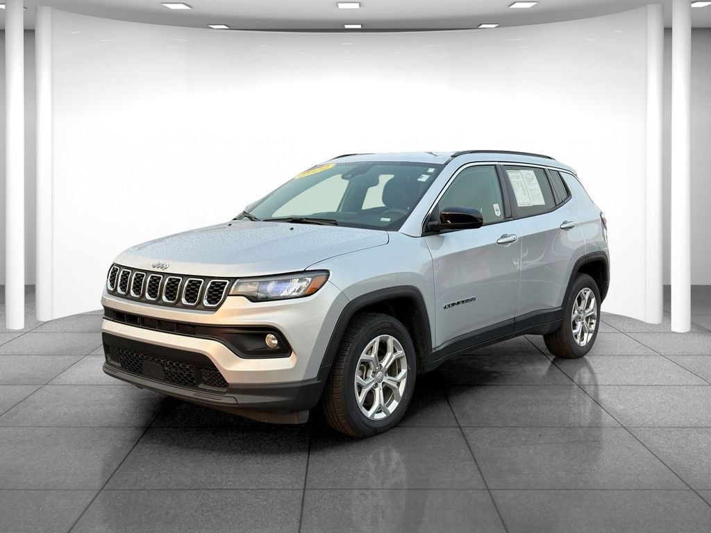 Used 2024 Jeep Compass Latitude AWD/4WD image 3