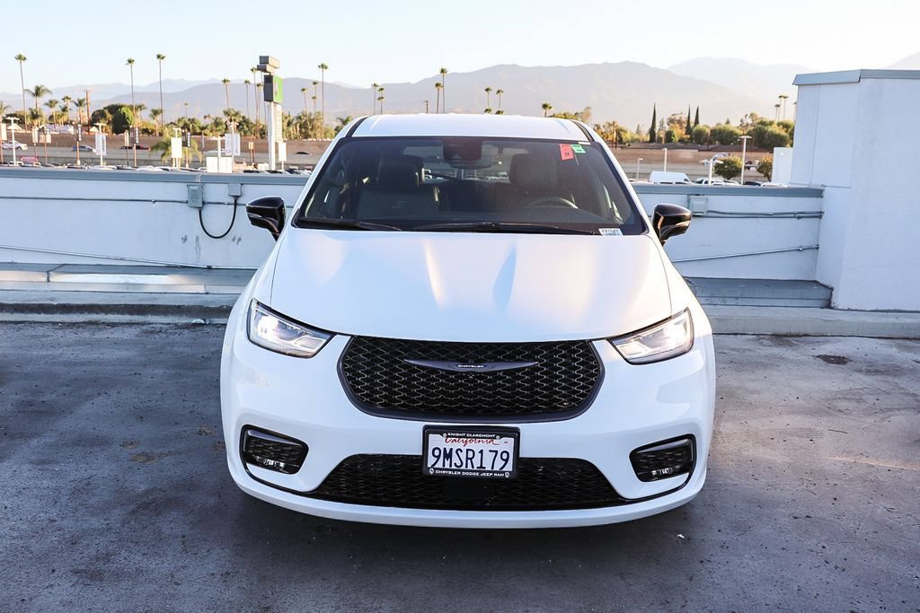 Used 2024 Chrysler Pacifica Limited FWD image 3