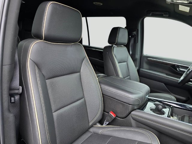 Used 2025 Chevrolet Suburban Premier AWD/4WD image 10