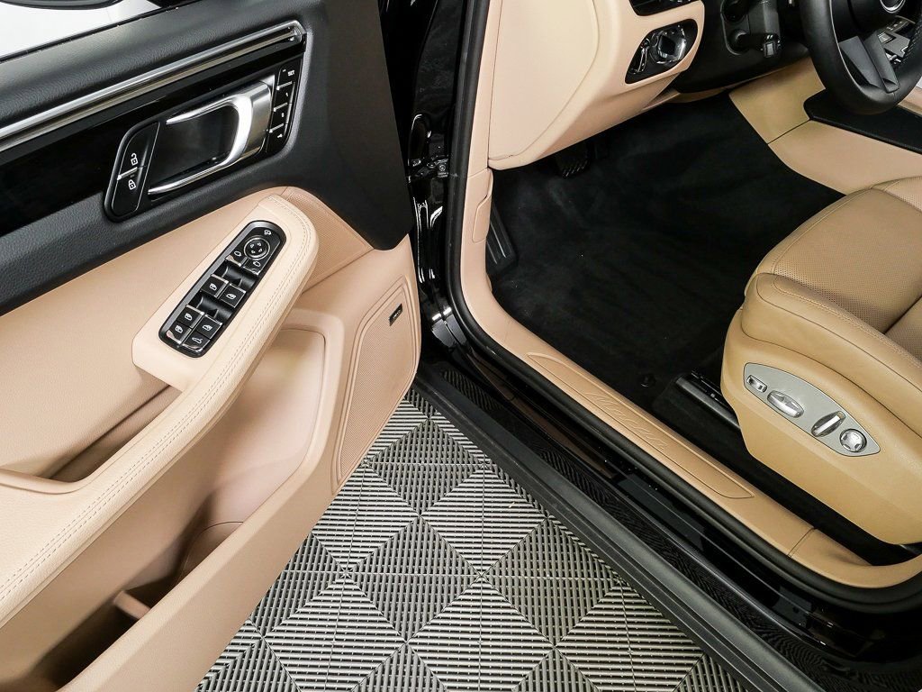 Certified 2025 Porsche Macan image 8