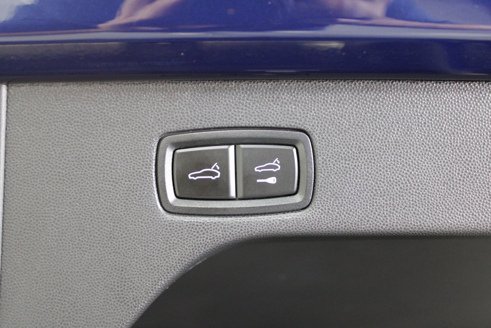 Certified 2024 Porsche Macan 4 Electric image 18