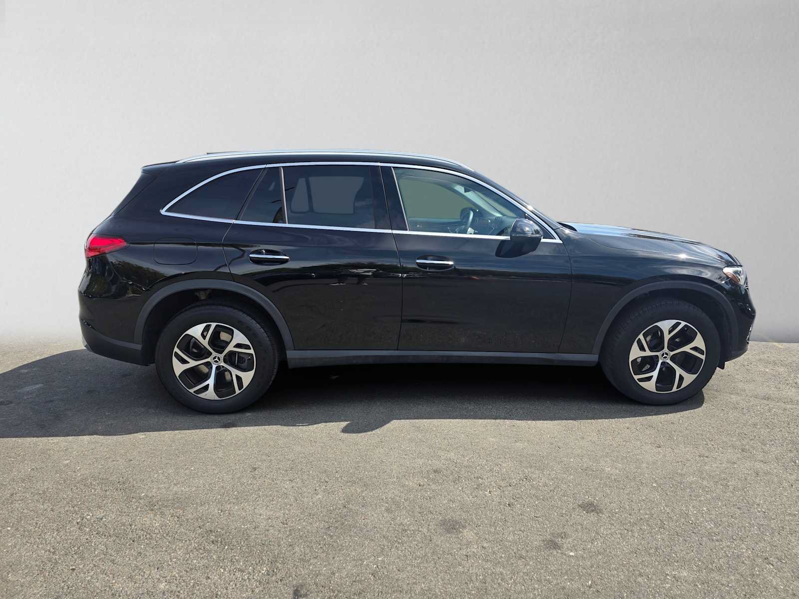 Used 2025 Mercedes-Benz GLC 350e 4MATIC image 2