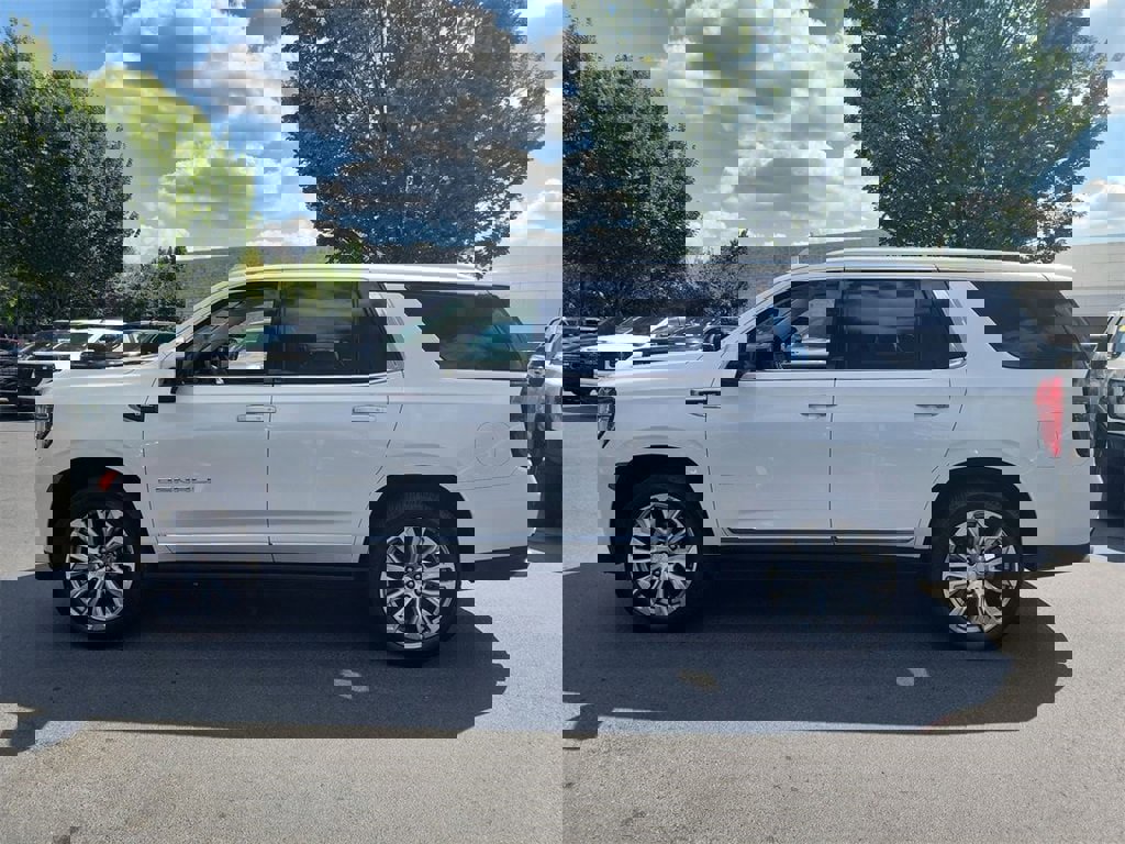 Used 2022 GMC Yukon Denali w/ Advanced Technology Package image 6