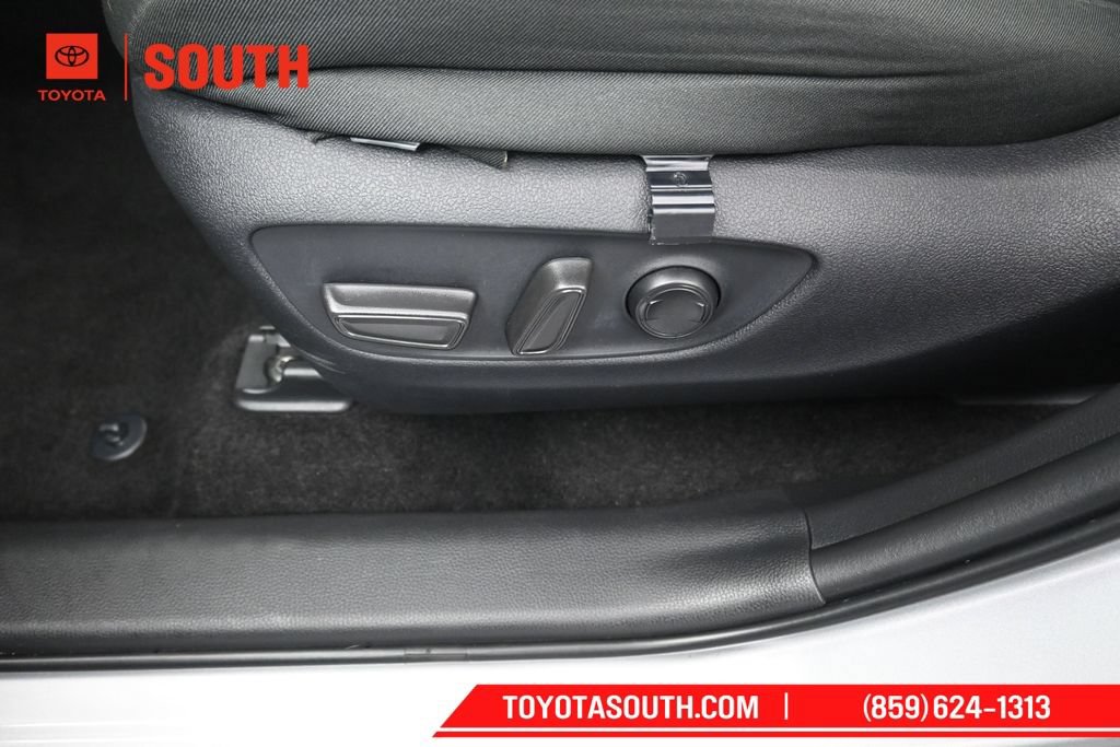 Used 2025 Toyota RAV4 XLE AWD/4WD image 22