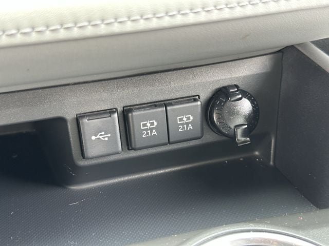 Used 2020 Toyota Highlander LE AWD/4WD image 24