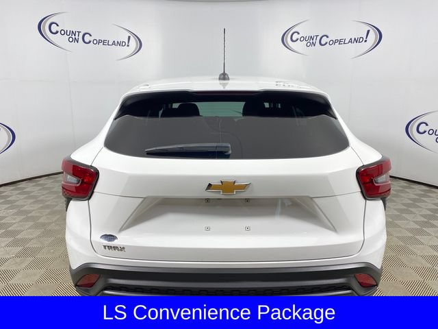 Used 2025 Chevrolet Trax LS w/ LS Convenience Package FWD image 5