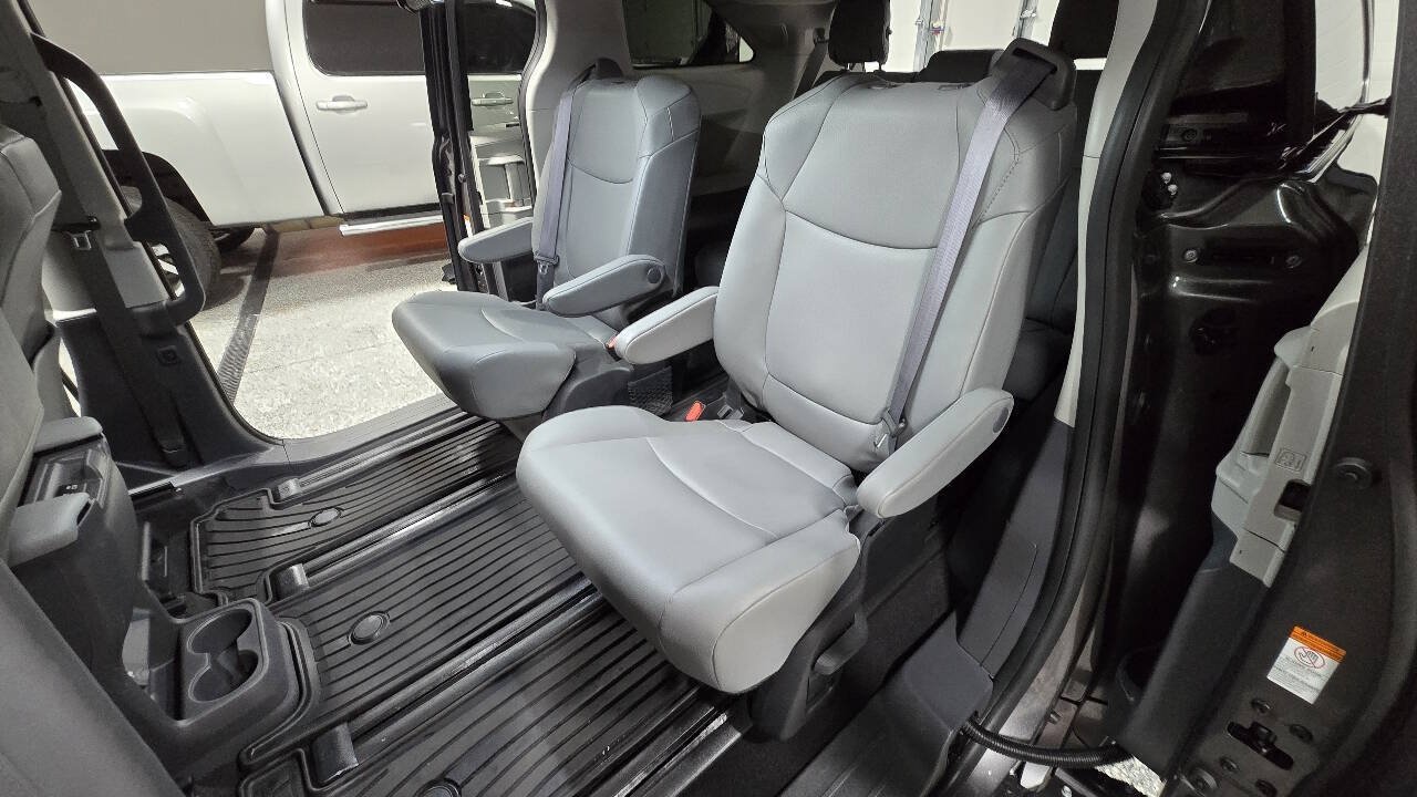 Used 2024 Toyota Sienna XLE w/ XLE Plus Package AWD/4WD image 32