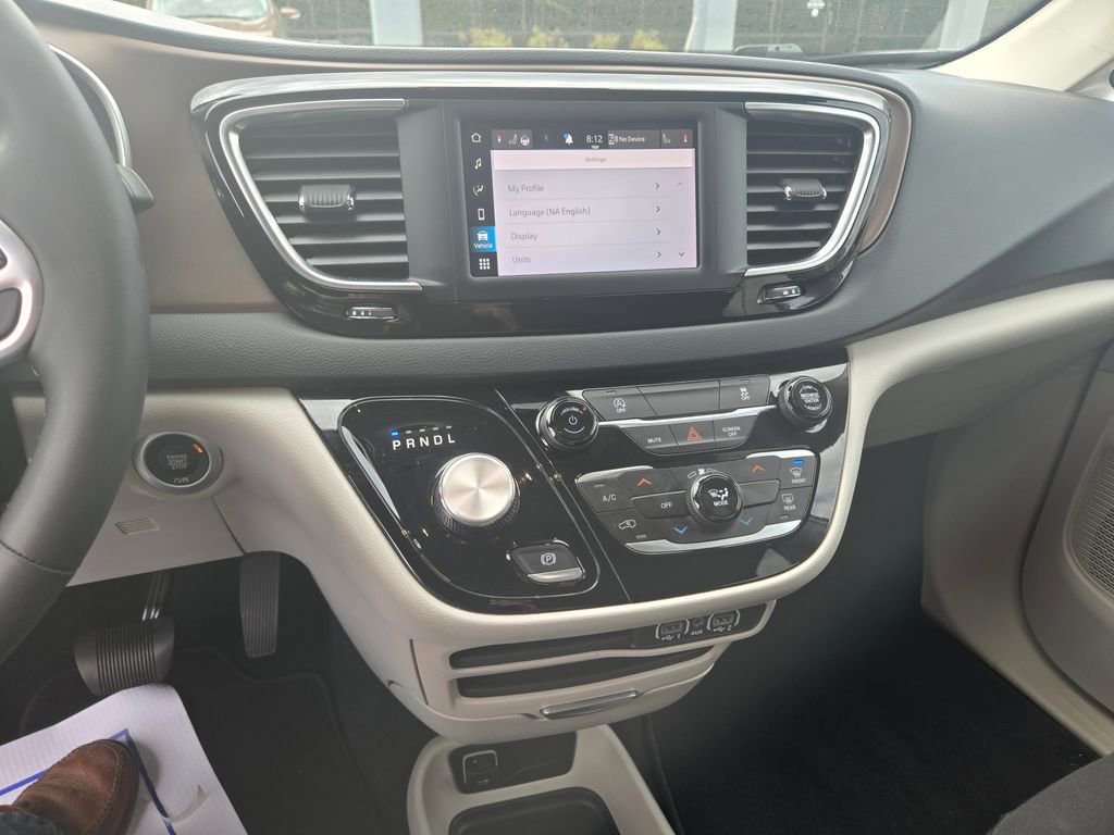Used 2023 Chrysler Voyager LX FWD image 10