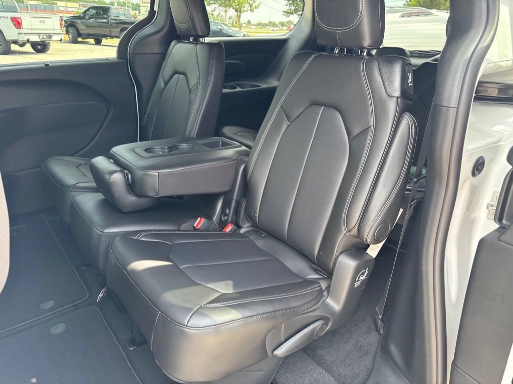 New 2027 Chrysler Pacifica Select FWD image 4