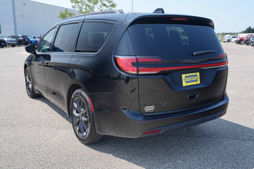 Used 2025 Chrysler Pacifica Limited FWD image 8