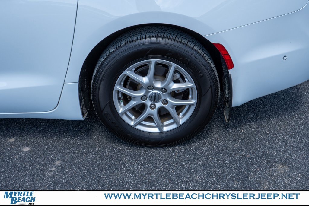 New 2025 Chrysler Pacifica Select w/ Uconnect Theater Family Group image 12