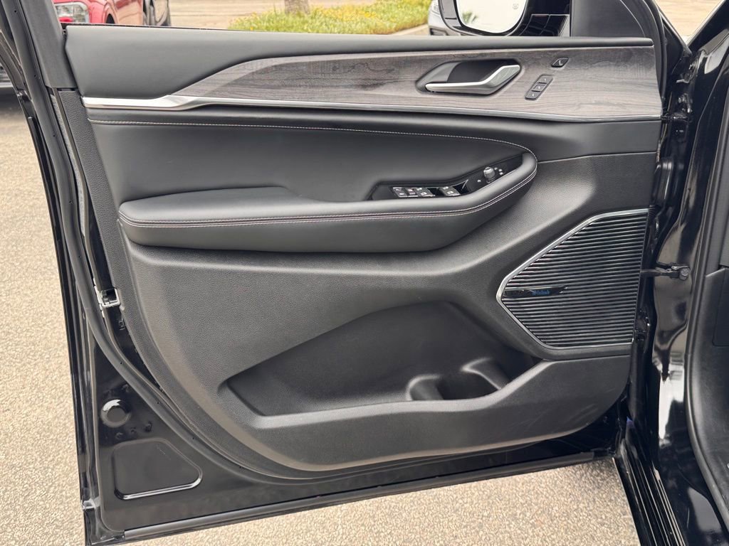 Used 2023 Jeep Grand Cherokee Overland w/ Luxury Tech Group IV image 15