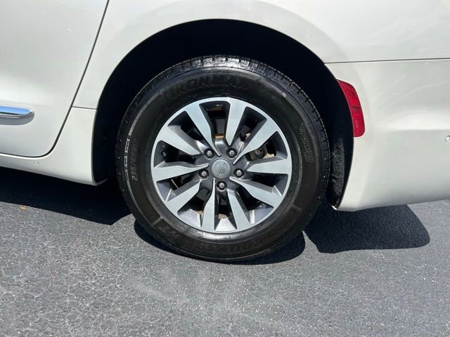 Used 2020 Chrysler Pacifica Touring-L Plus image 10