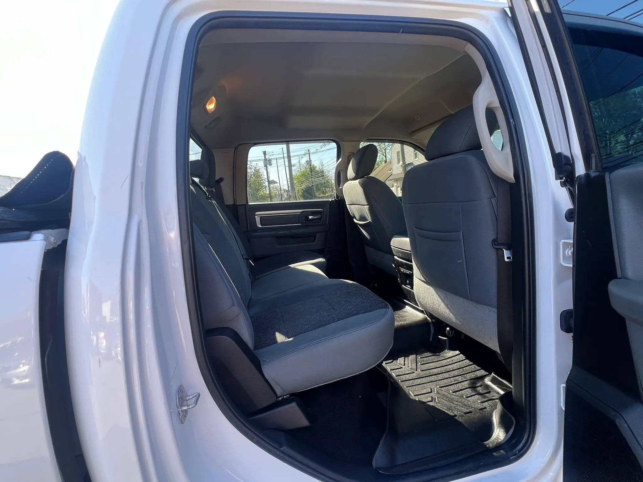 Used 2018 RAM 1500 SLT AWD/4WD image 29