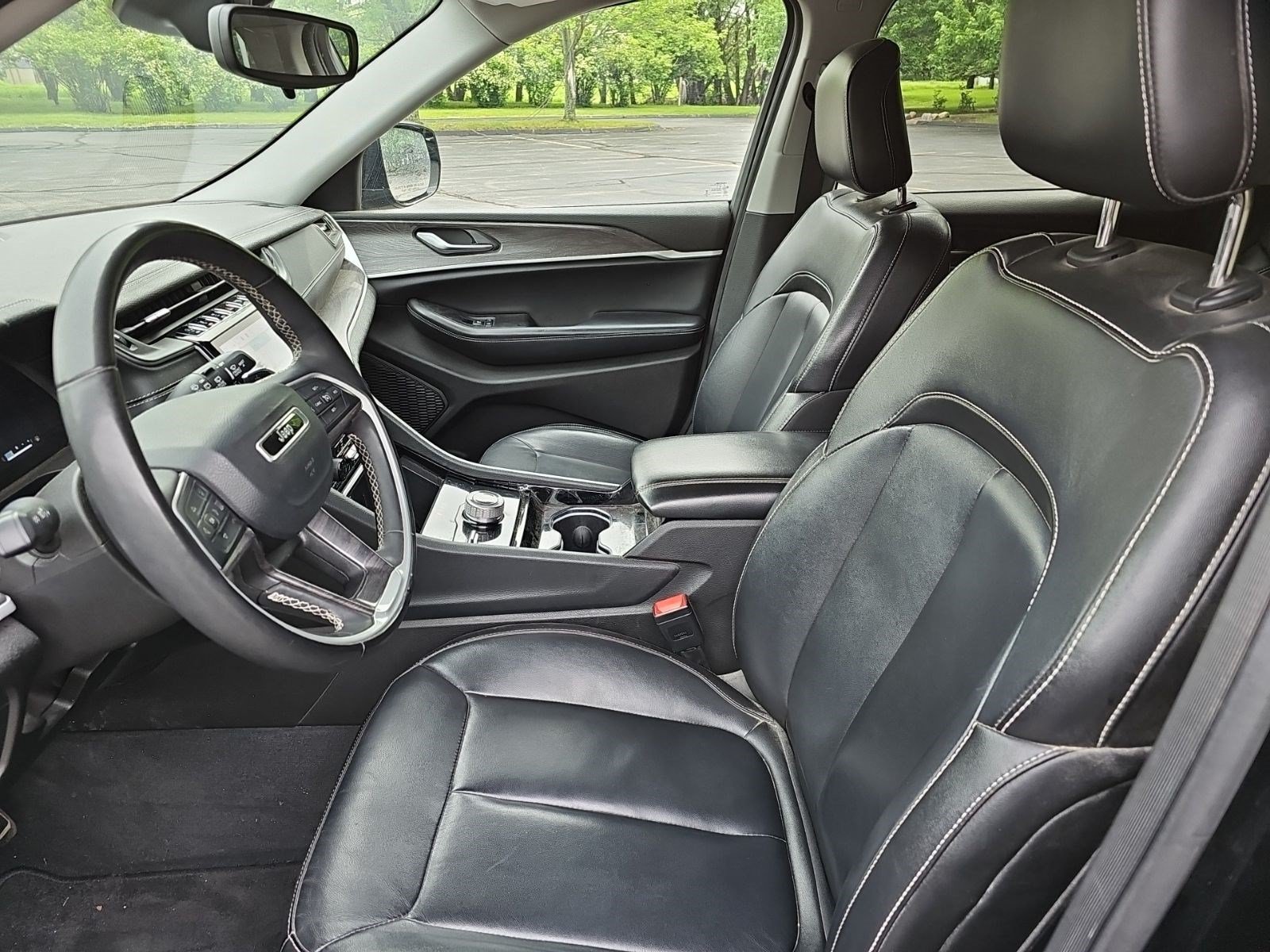 Used 2023 Jeep Grand Cherokee Limited w/ Black Appearance Package AWD/4WD image 18