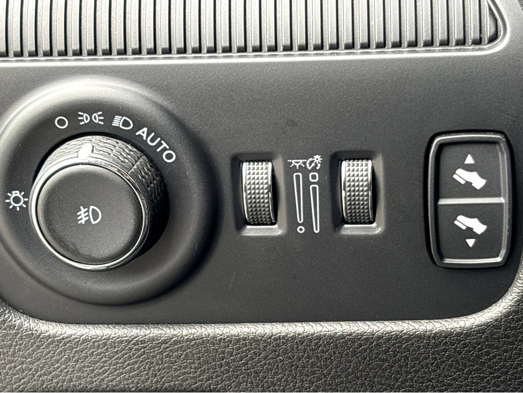 Used 2023 Jeep Wagoneer L Series II AWD/4WD image 11
