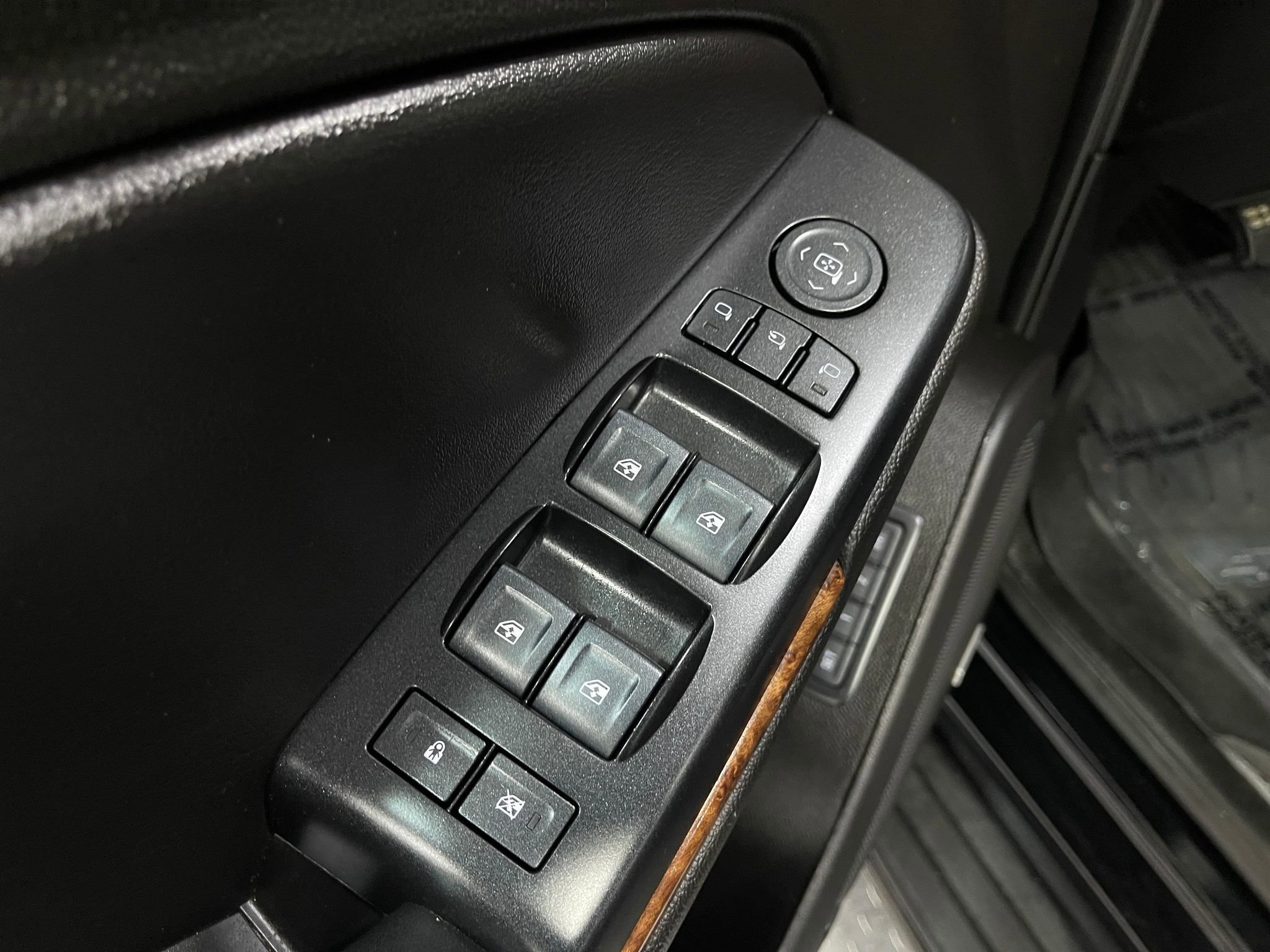 Used 2018 Chevrolet Tahoe Premier AWD/4WD image 16