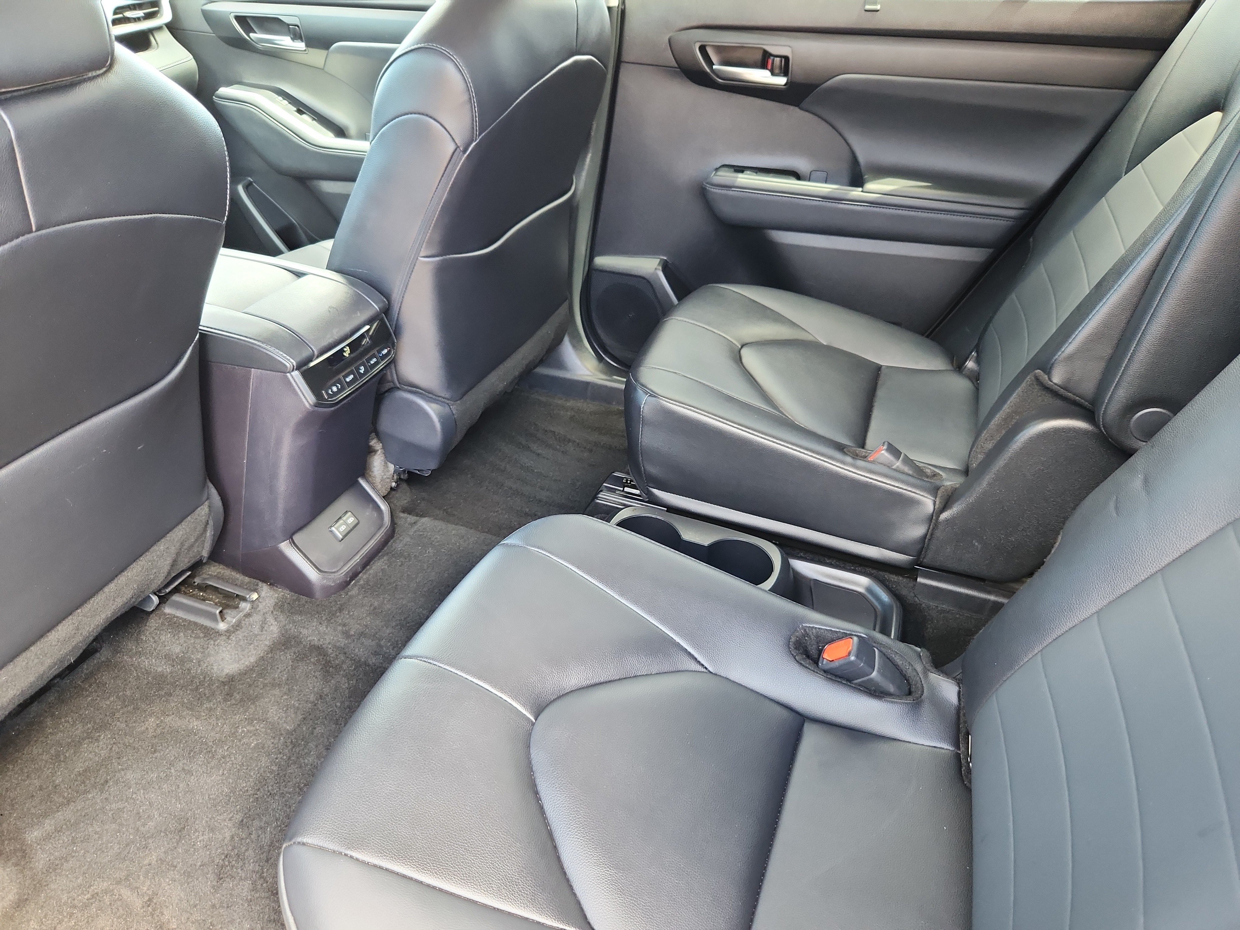Used 2025 Toyota Highlander XLE AWD/4WD image 14