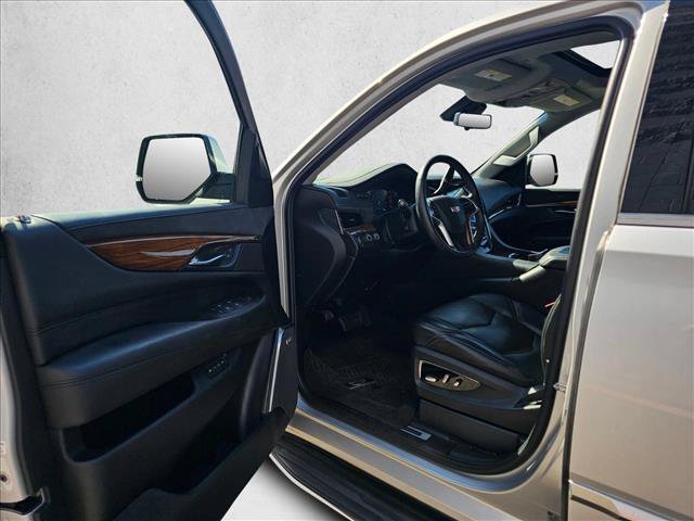Used 2017 Cadillac Escalade Luxury AWD/4WD image 18