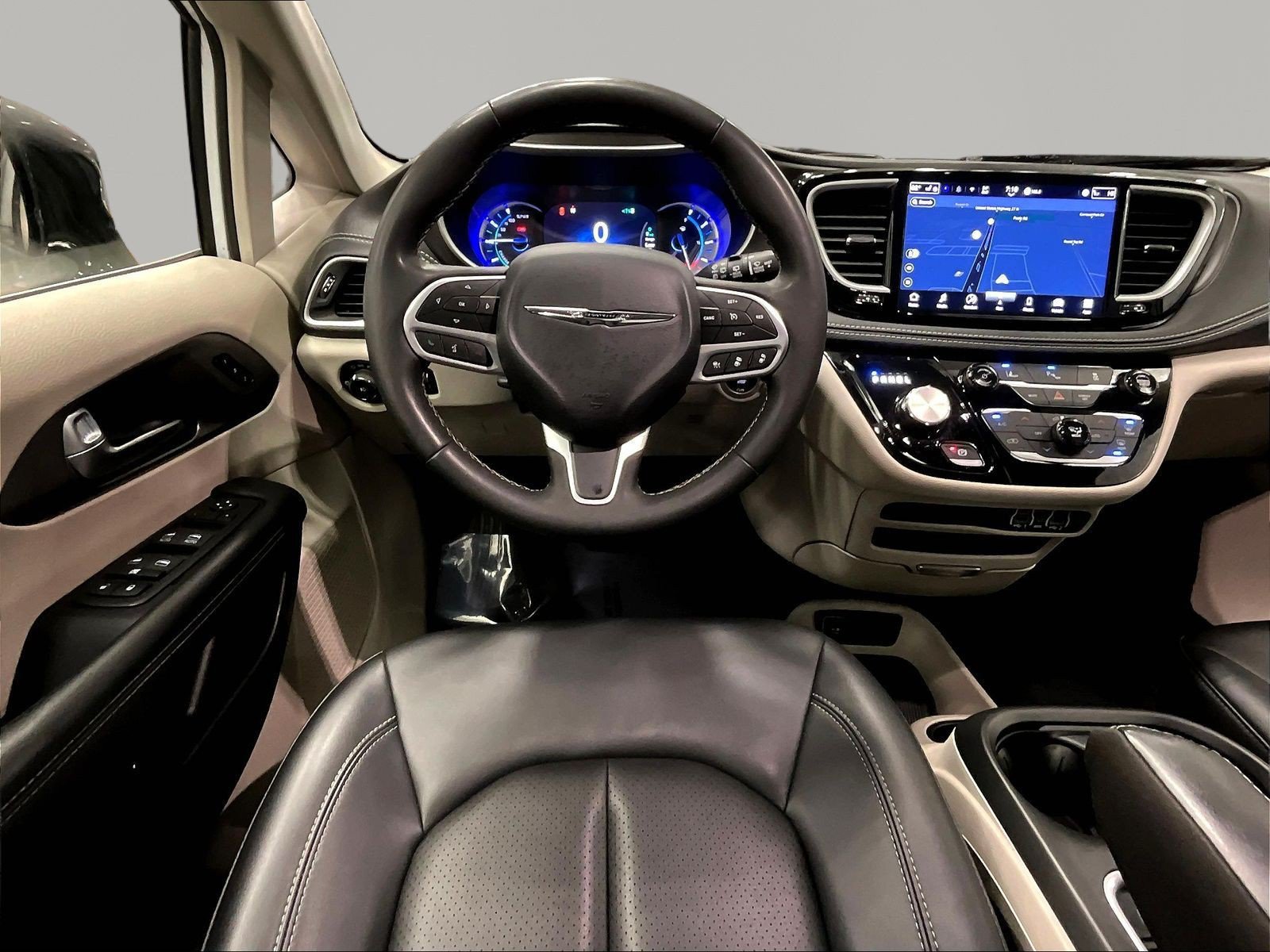 Used 2024 Chrysler Pacifica Limited FWD image 8