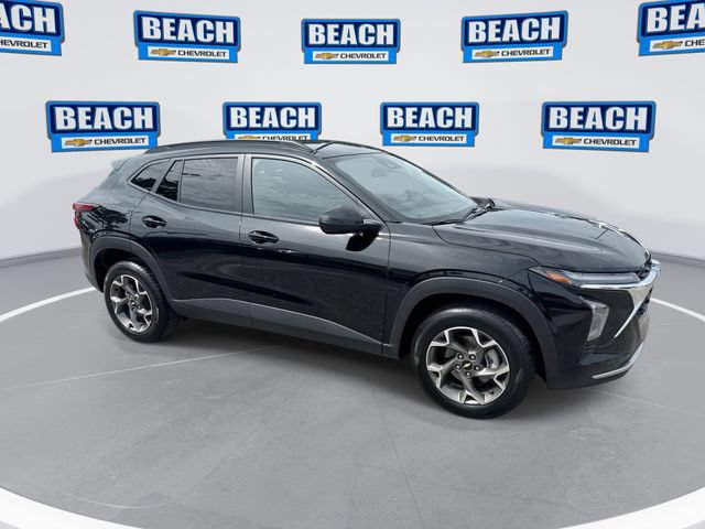 Used 2026 Chevrolet Trax LT FWD image 2