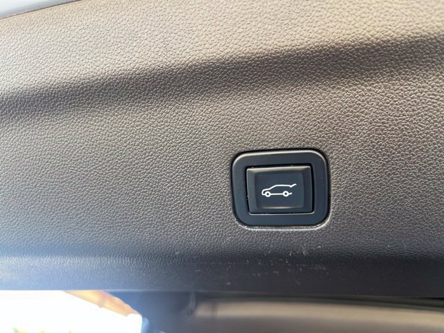 Used 2023 GMC Yukon SLT w/ SLT Premium Package AWD/4WD image 11