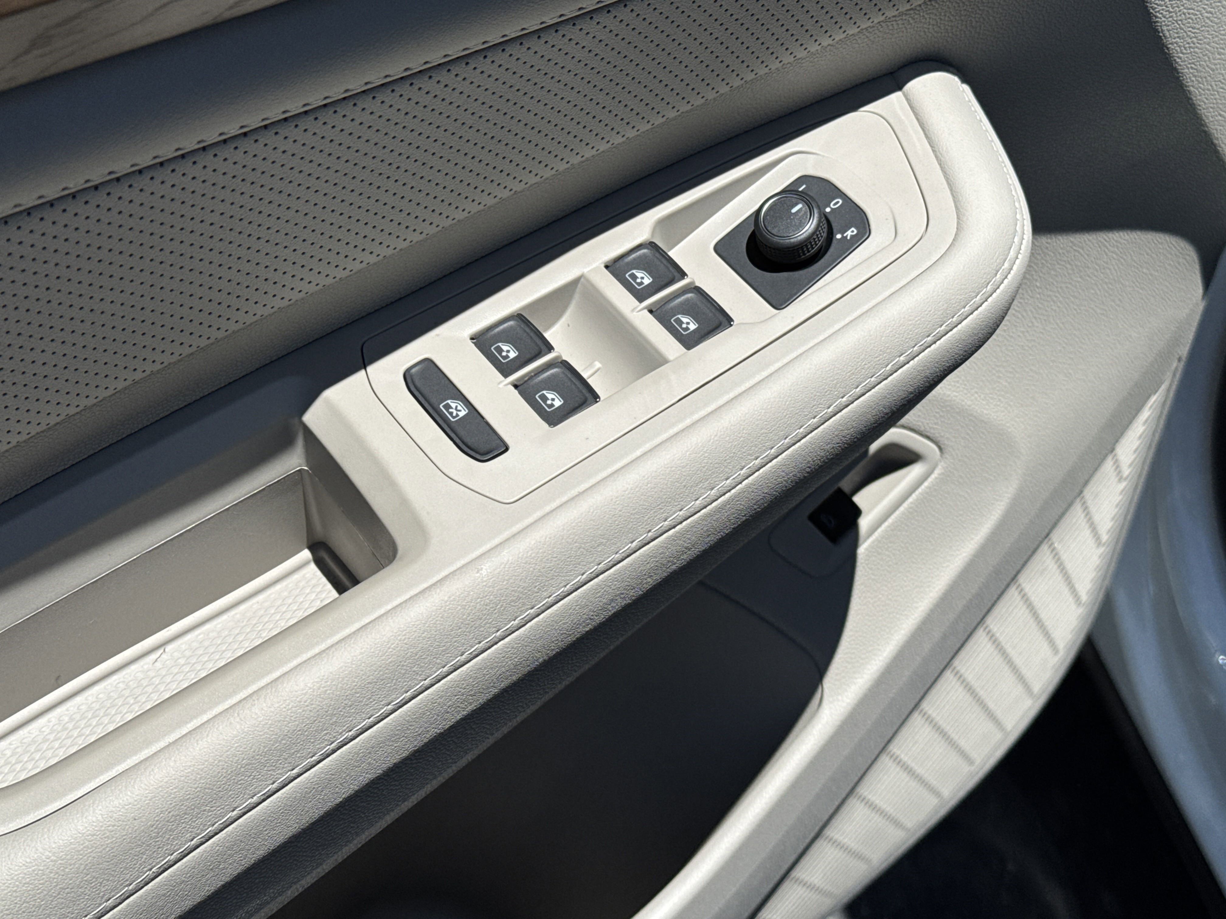 Used 2025 Volkswagen Atlas SE image 14